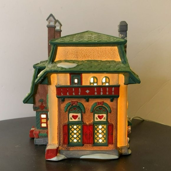 COPY - Dept 56 Elfie's Sleds & Skates North Pole Village Lighted Christmas Buil… - Picture 7 of 12